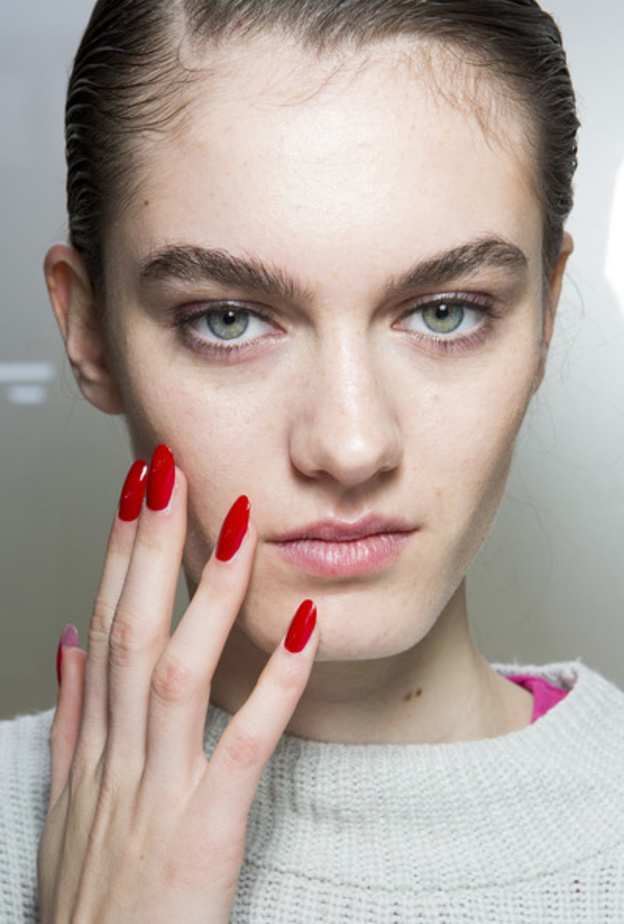 تدرجات الأظافر الحمراء الداكنة من Peter Pilotto