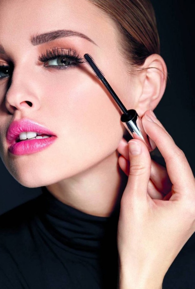 هناك عدد من الحيل التي يمكن أن تتبعيها لتحصلي على رموش كثيفة