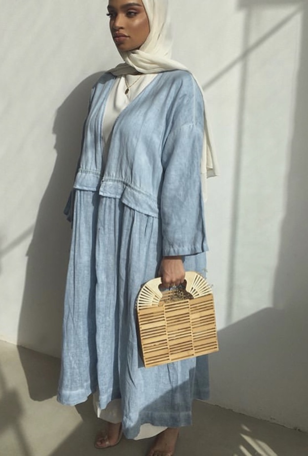 اطلالة بالعباية والطرحة بدرجات اللون البني