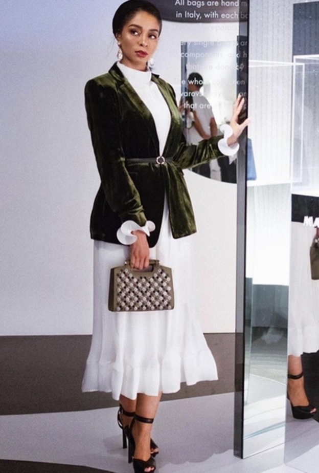  تنسيق التنورة البليسيه الملونة مع البليزر