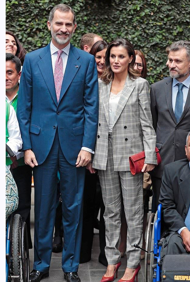 أبقت الملكة شعرها القصير منسدلاً على أكتافها، كما إعتمدت ماكياجاً ناعماً جداً