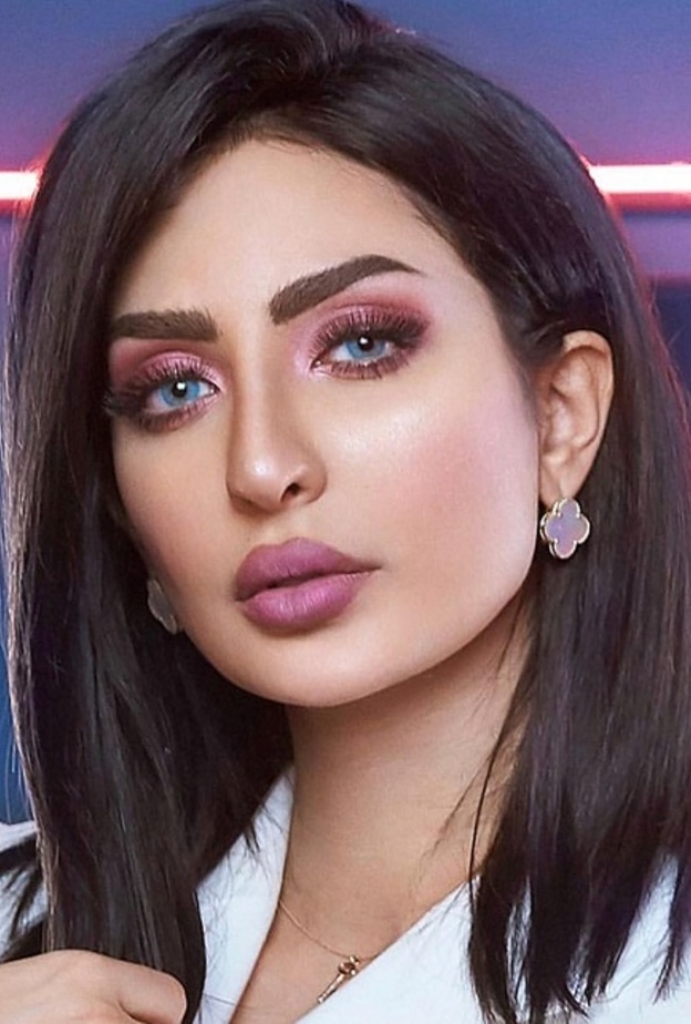 نور الغندور قبل تجميل أنفها