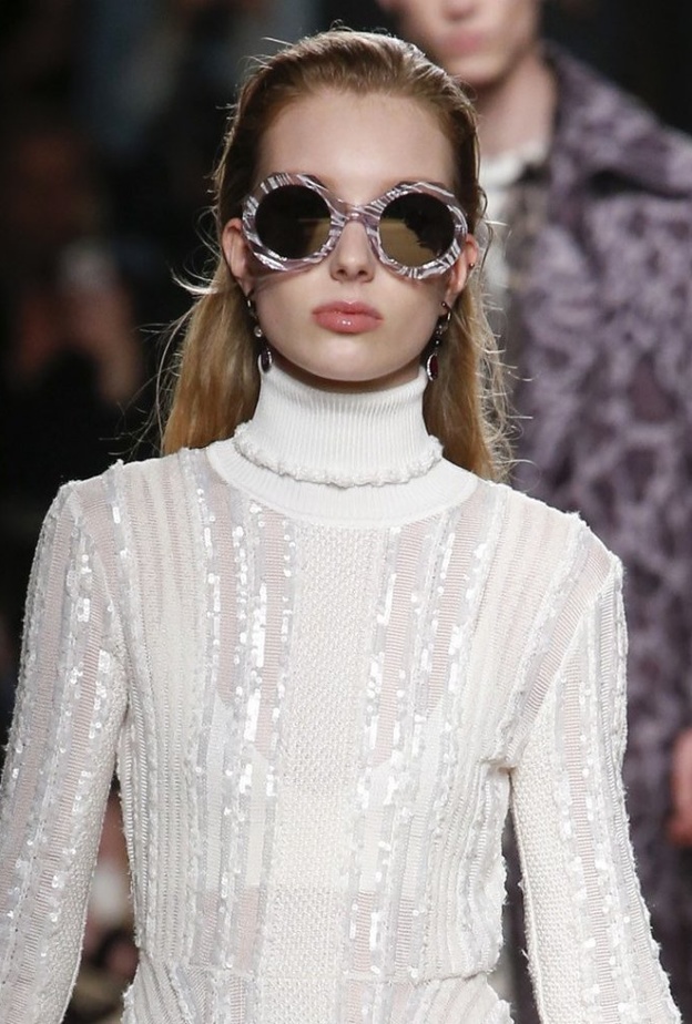 النظارات الكبيرة بدرجات البني شاهدناها في عرض أزياء روبيرتو كافالي.