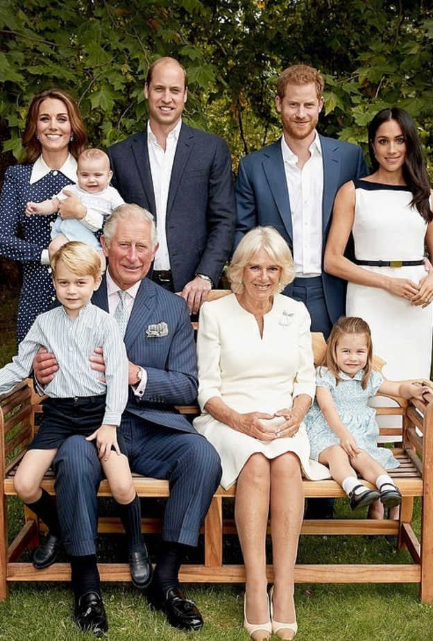 العائلة المالكة أثناء التقاط صور خاصة بمناسبة العيد الـ70 للأمير شارل