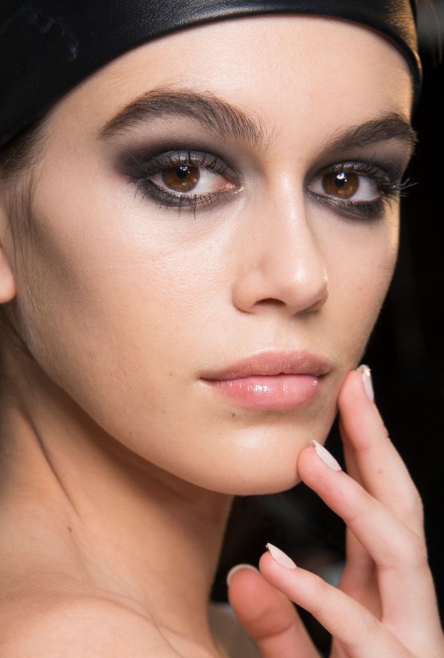 مكياج سموكي عريض ومات آخر صيحات شتاء 2019