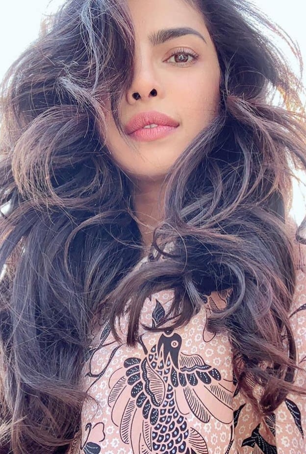 بريانكا تشوبرا تنشر صورة لها بخصلات شعر طويلة قبل أسابيع قليلة من عرسها