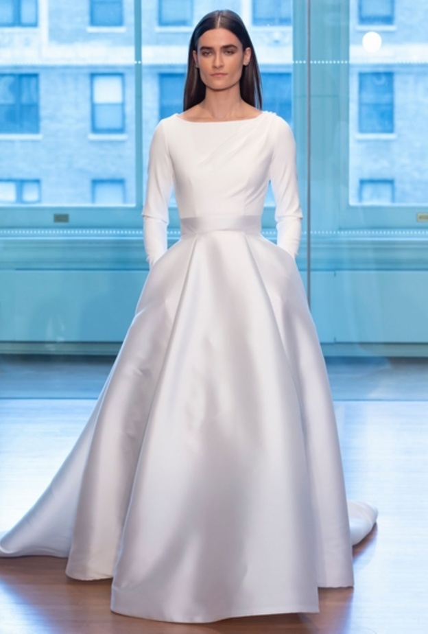 فستان من ريم عكرا