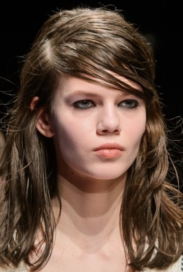 تسريحات الشعر المبلل بأسلوب عارضات ‏Chalayan