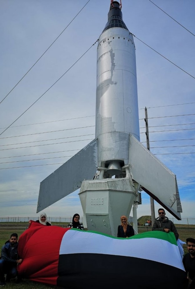 جامعة خليفة تعلن نجاح إطلاق أول قمر صناعي إماراتي لأغراض تعليمية وفي الصورة يظهر فريق العمل الإماراتي القائم على تطوير القمر الصناعي