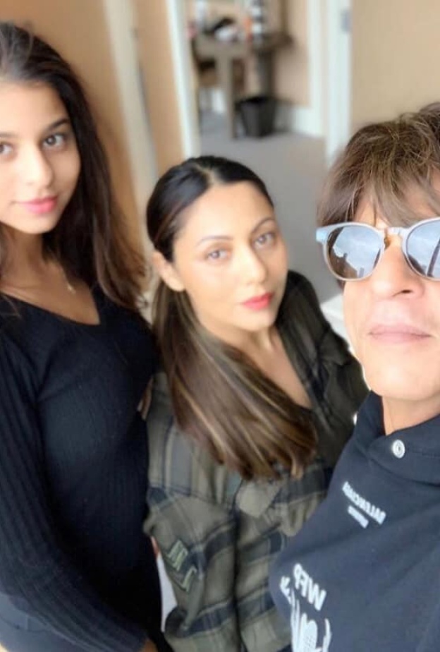 نجم بوليوود شاروخان يلتقط سيلفي مع زوجته وابنته في نيويورك