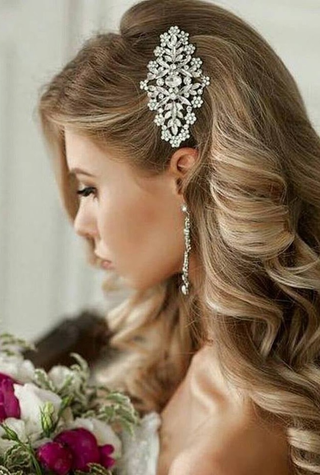 عروس بالشعر الاسود