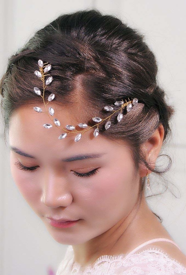 اختاري أحد أطواق الرأس الأنيقة المرصعة باللؤلؤ والتي تعد خيار مثالي للعرائس