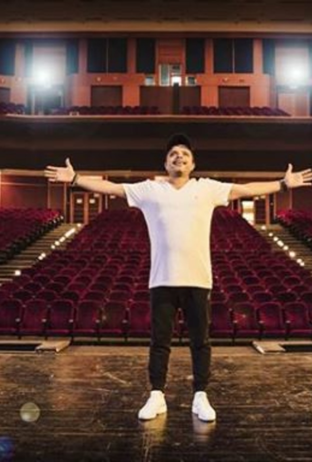 محمد هنيدي يعود للمسرح 