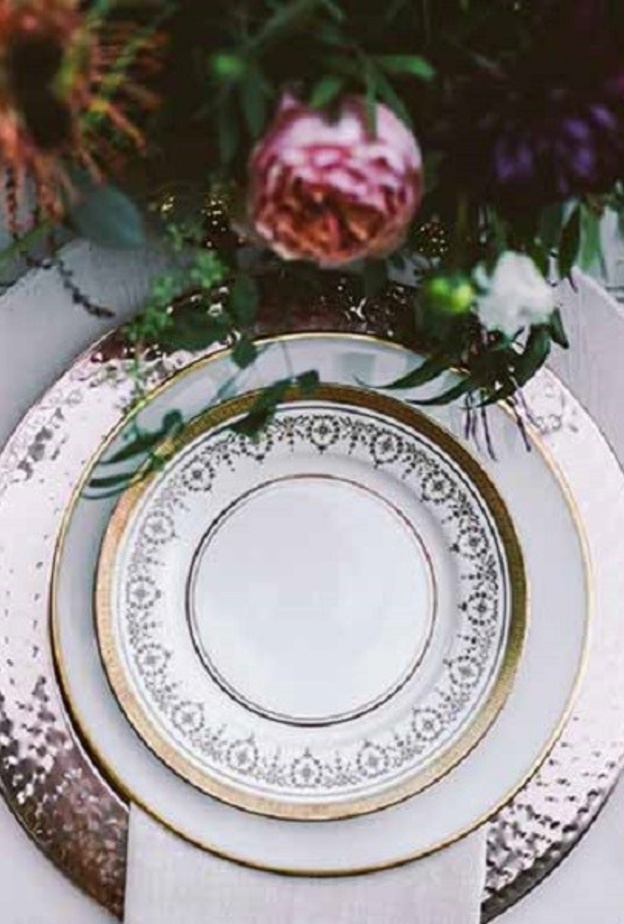 طاولة مزينة بالورود الزهرية.