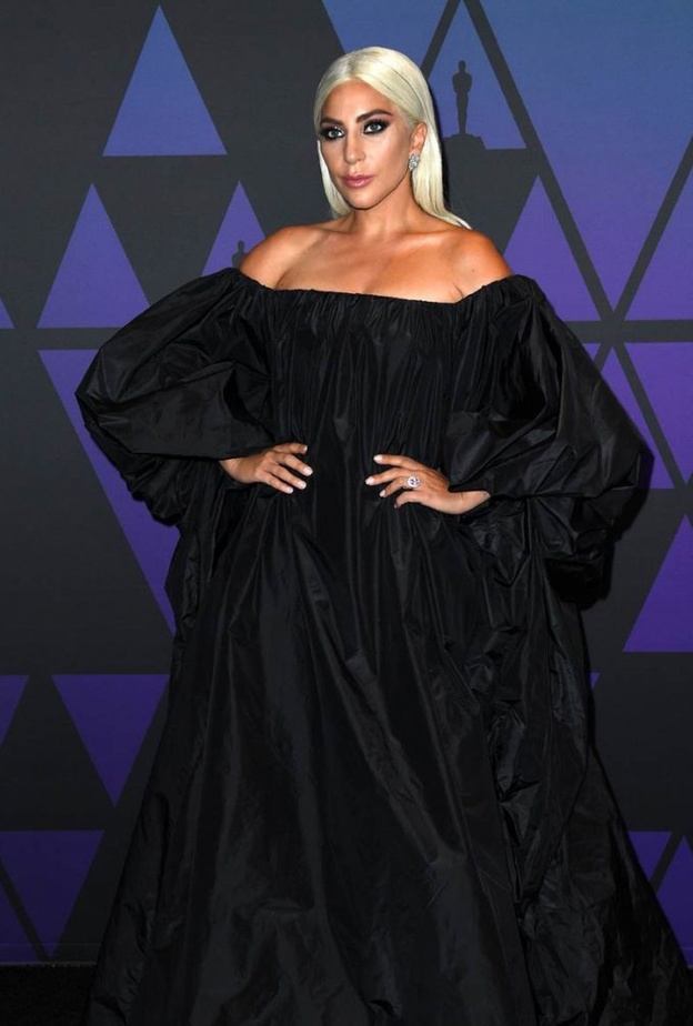 Maggie Gyllenhaal أطلت بفستان أبيض مطرّز بالترتر