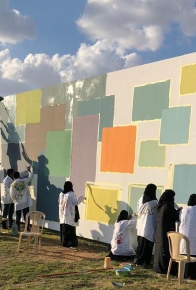  بدأ الفنانون والفنانات بتنفيذ الجدارية