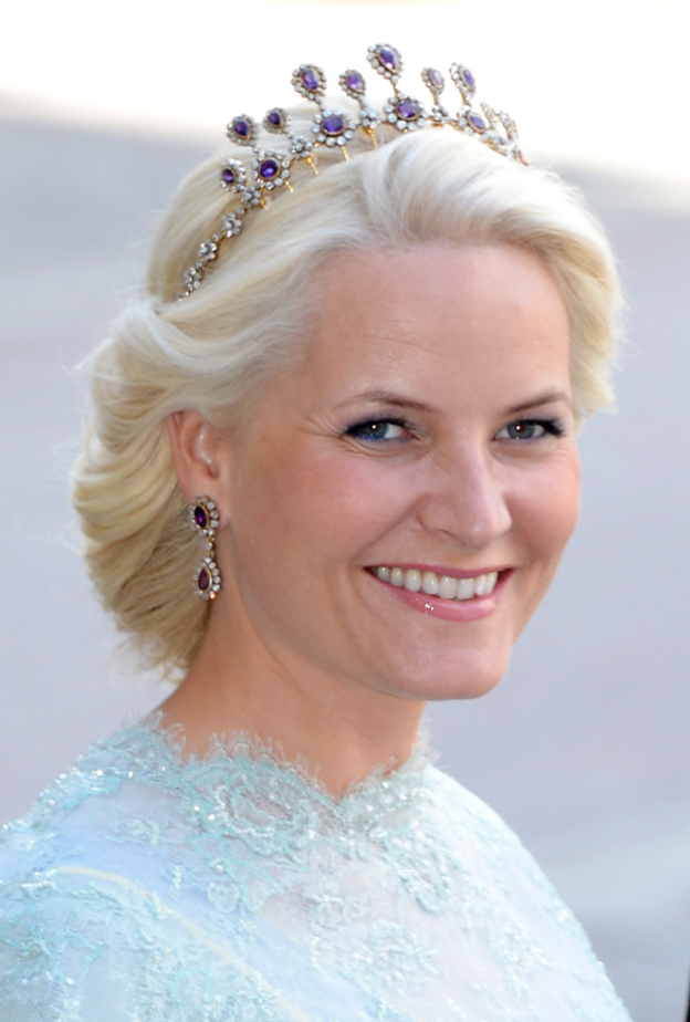 الأميرة ميت ماريت ترتدي أقراط The Convertible Diamond Earrings