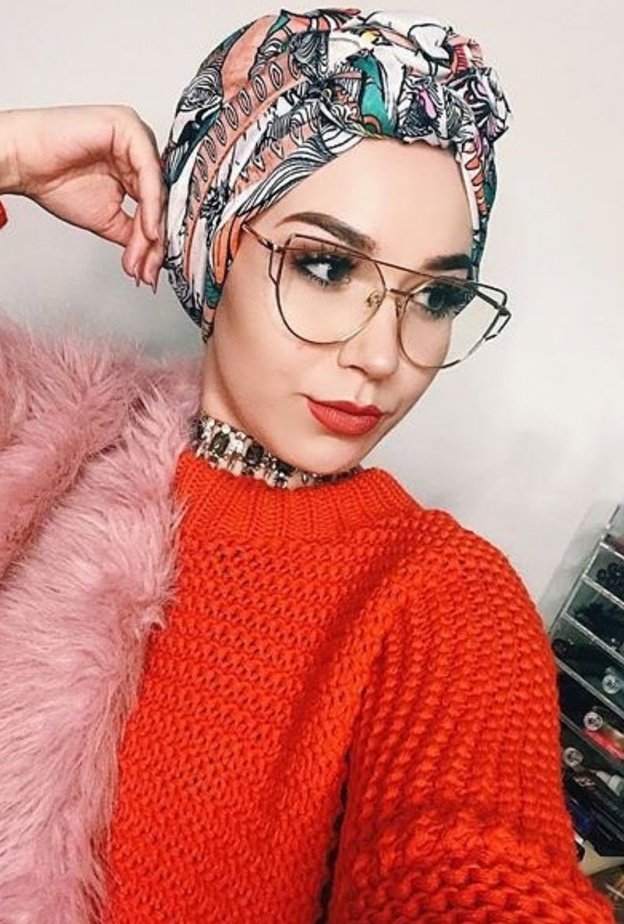 أقراط دائرية مع التوربان بأسلوب مدونة الموضة آسيا عاكف