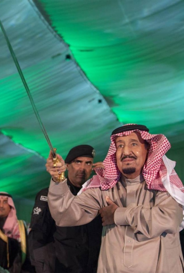 الملك سلمان يشارك بالعرضة السعودية خلال حفل استقباله في تبوك أمس