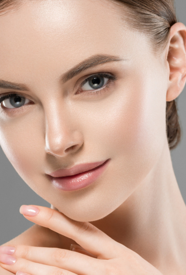 ضعي خطي كونتور على زوايا الأنف العريض.