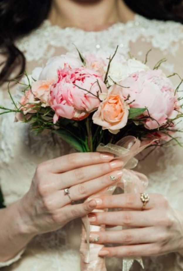 ضعي لون فستان الزفاف في الاعتبار عند اختيار باقة الزفاف