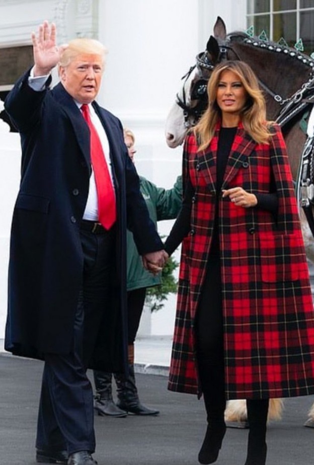 كيف خطفت ميلانيا ترامب الأنظار بهذا المعطف؟