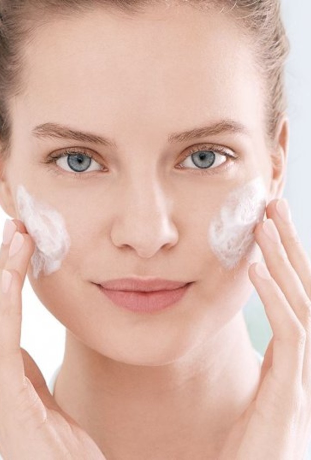 استخدمي مزيل المكياج قبل وبعد استخدام الغسول