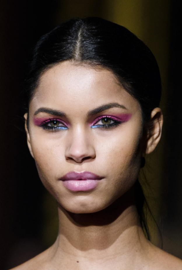 الآيلاينر الزهري أبرز صيحات الجمال لموسم الخريف