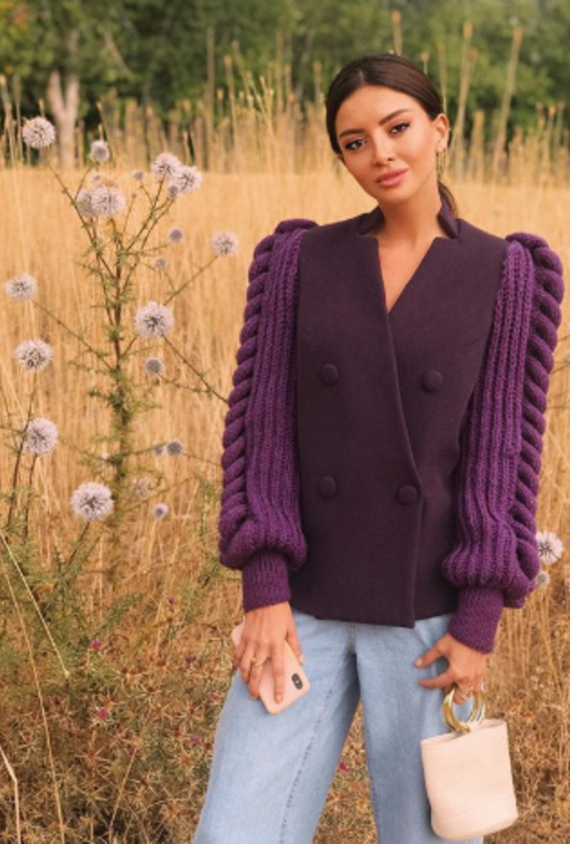 البلايزر بالكاروهات الأسود والأبيض مع قميص باللّون الأزرق