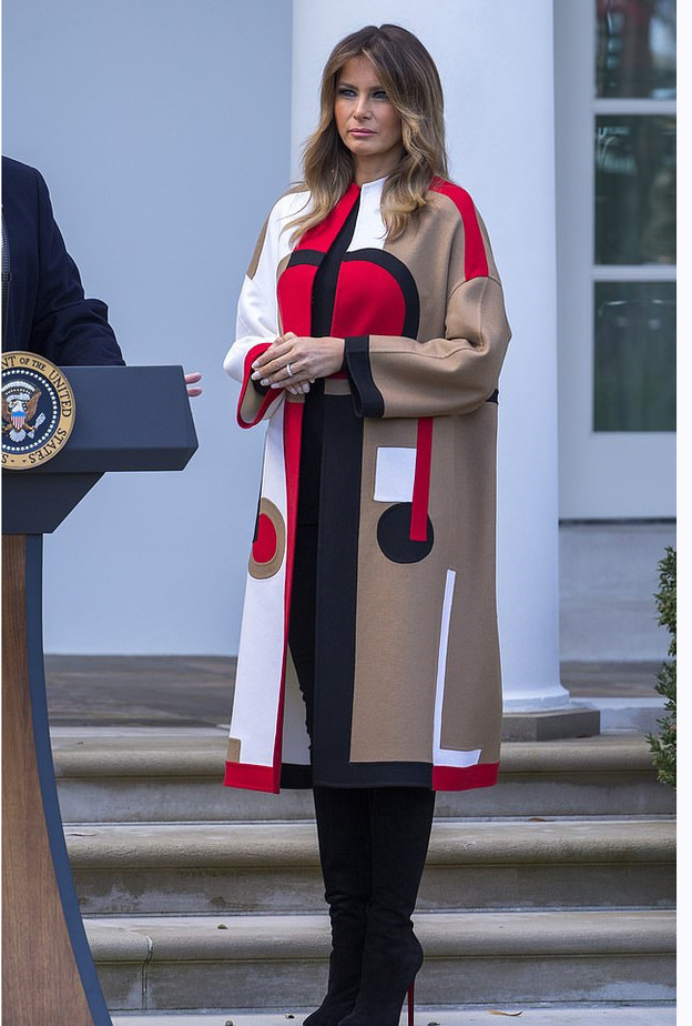 ميلانيا ترامب Melania Trump بمعطف فاخر بلغ سعره حوالى 9,400 دولار