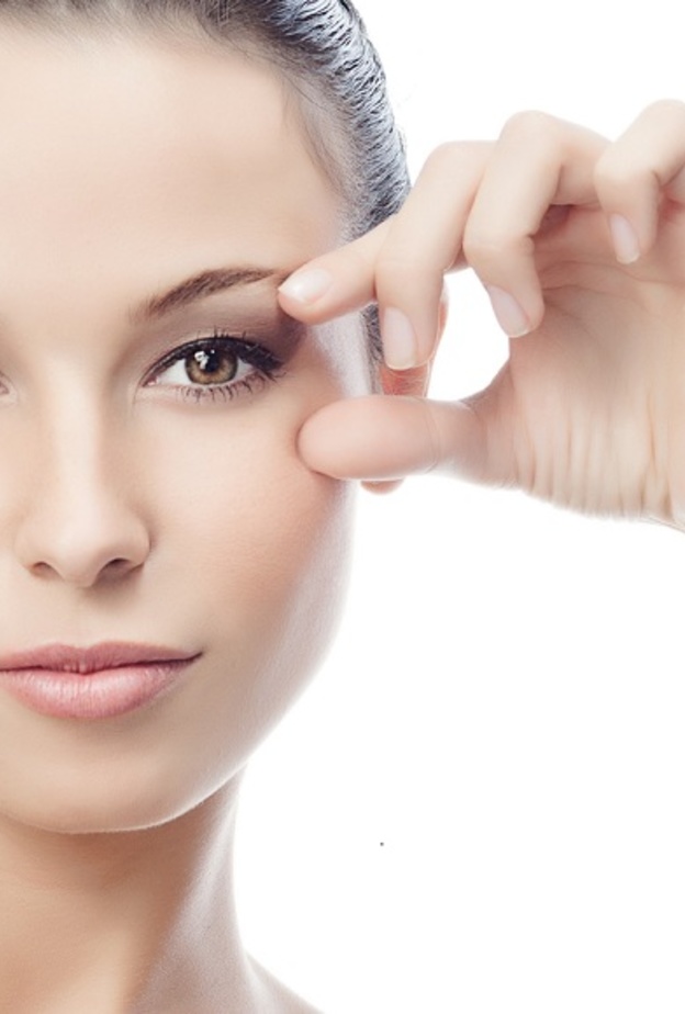 بعض التمارين للوجه تساعدك بالتخلص من الهالات السوداء