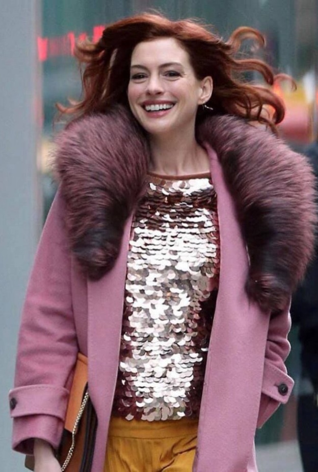 آن هاثاواي بخصلات شعر حمراء أثناء تصوير فيلمها الجديد في نيويورك