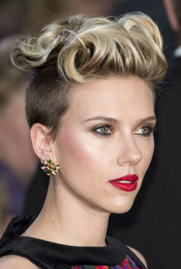 سكارليت جوهانسون في اطلالة بمجوهرات فان كليف أند أربلزVan Cleef & Arpels