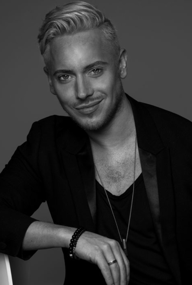 خبير تجميل علامة Laura Mercier جيمس ويبستر