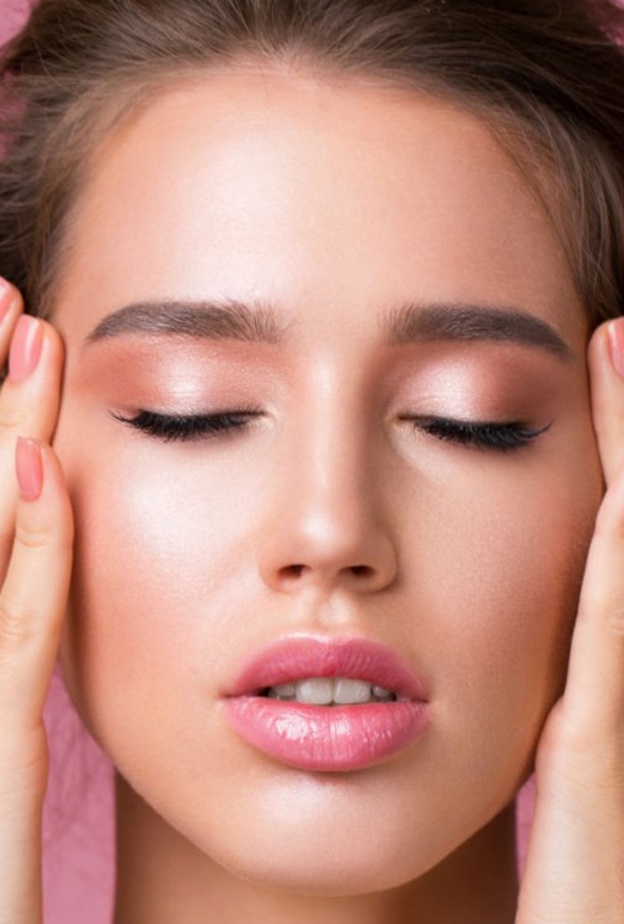 طرق الحصول على شكل حواجب مثالية بالمكياج