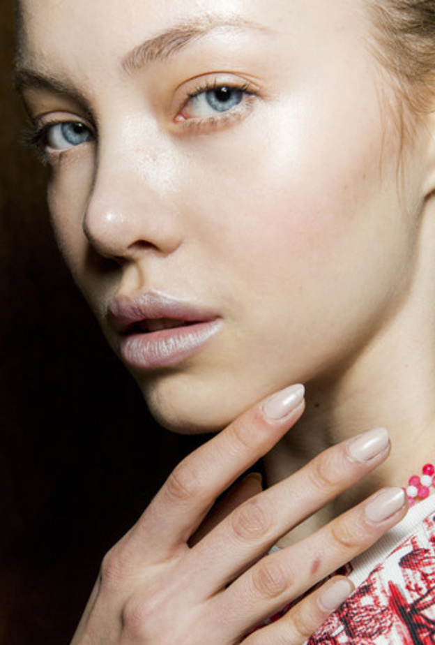 مناكير فاتحة لأظافر ناعمة وأنثوية من Bibhu Mohapatra