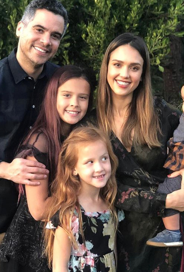 جيسيكا ألبا في صورة عائلية جميلة مع زوجها وأطفالها