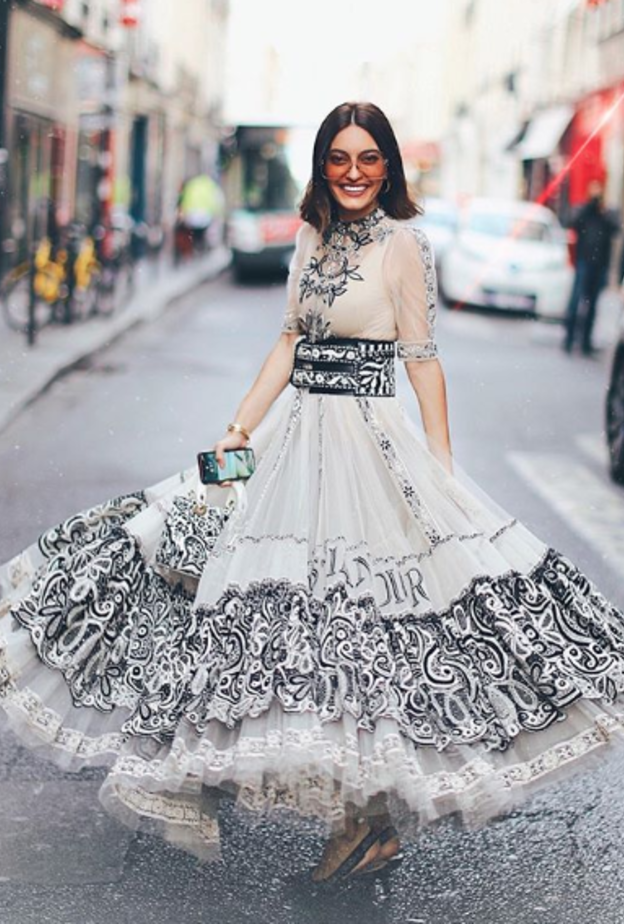  اختارت العنود بدر اطلالة شبابية في الجينز والبليزر