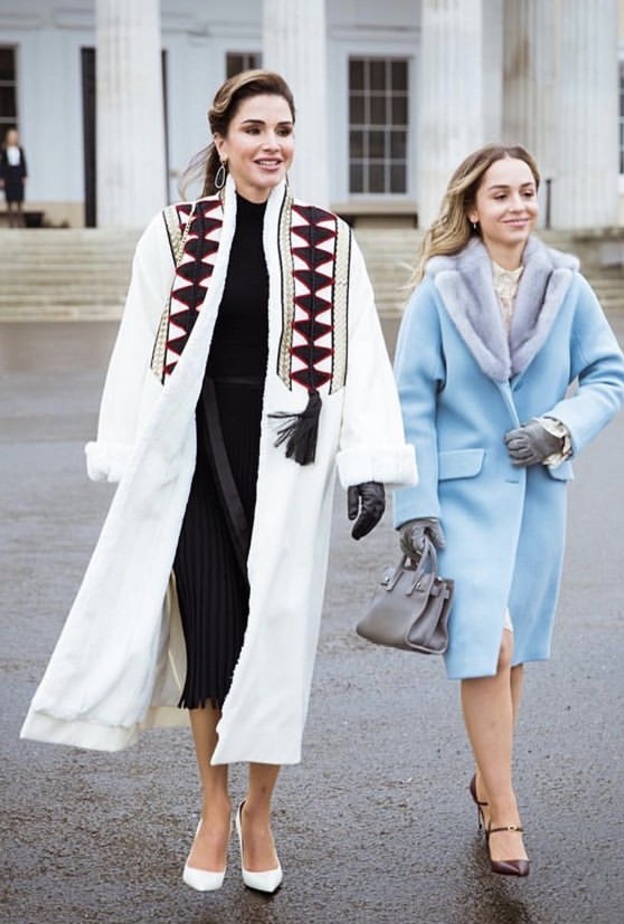 الملكة رانيا متألقة بإطلالة تقليدية في حفل تخريج ابنتها الأميرة سلمى