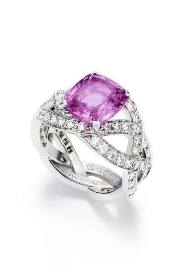 خاتم الخطوبة باللون البنفسجي لها سحرها الخاص