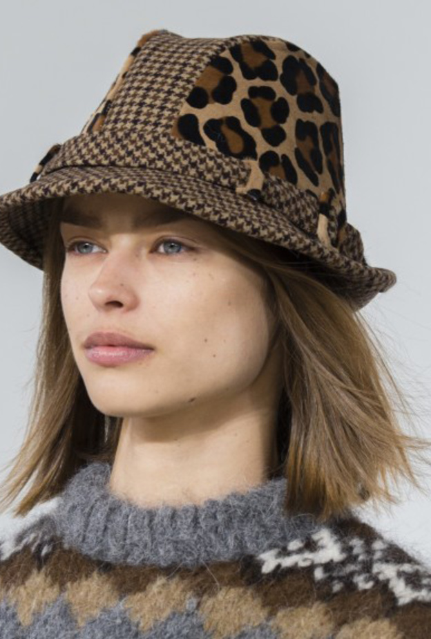  تسريحات شعر القصير الناعم والمنسدل مع القبعات من Christian Dior