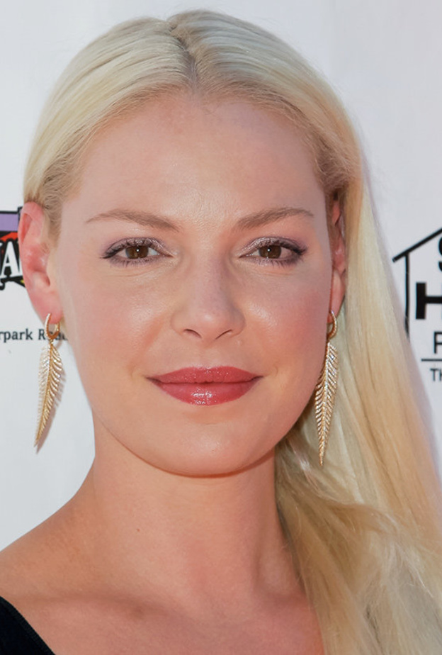 كاثرين هيغل ترتدي أقراط ماس أنيقة