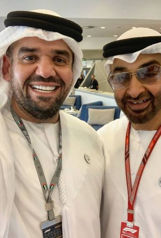 الشيخ محمد بن زايد في صورة باسمة مع حسين الجسمي خلال فعاليات سباق فورمولا 1 في أبوظبي