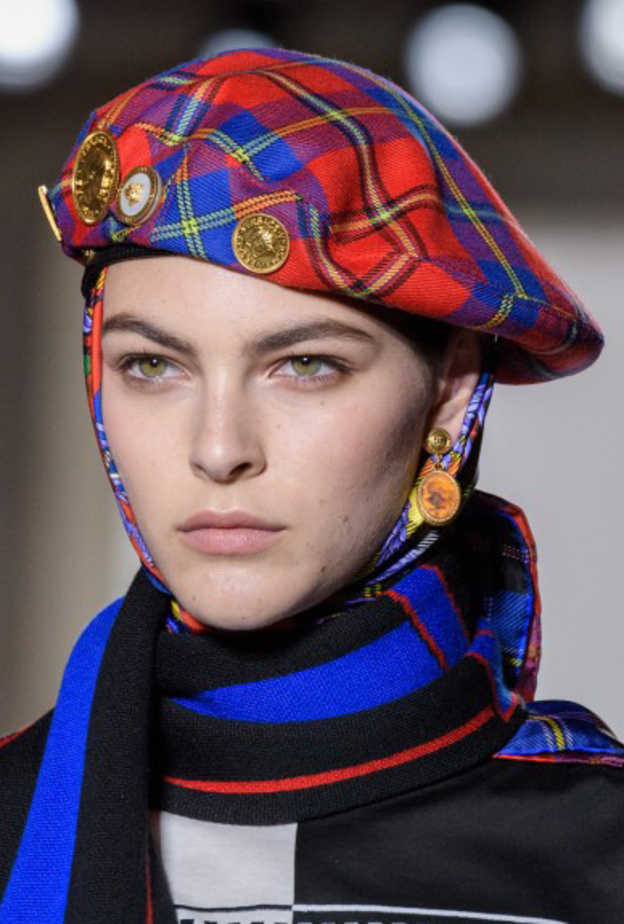  أكسسوارات قبعات البيريه ‏مع مربعات الكارو من Versace