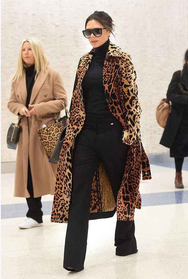  أناقة اللون الأسود الكلاسيكي مع المعطف المنقوش بتفاصيل جلد النمر