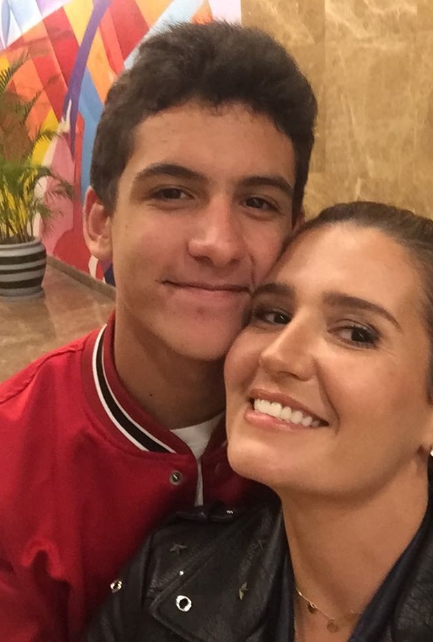 هنا شيحا تحتفل مع ابنها الشاب آدم