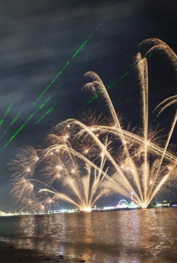 عروض الالعاب النارية تنتظركم هذا العام.