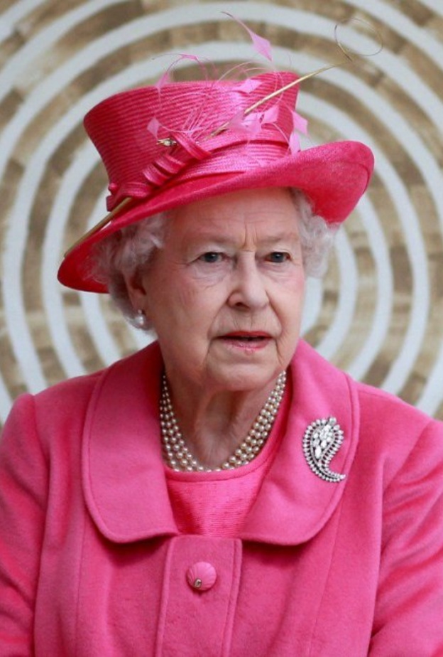 أصوات الضجيج على المائدة تزعج ملكة بريطانيا