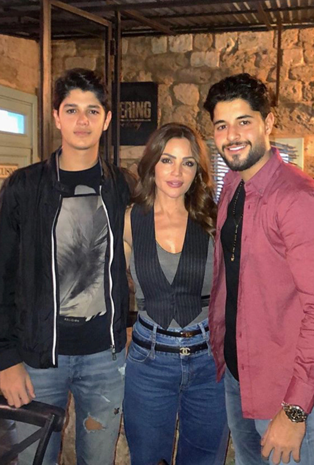 خالد ابن الفنان راغب علامة ينشر صورة مع شقيقه لؤي ووالدتهما جيهان ويشبهها بالأخت! 