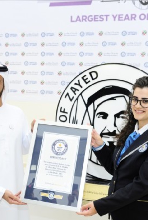جامعة أبوظبي تتسلم شهادة "غينيس" لاعتماد أكبر شارة عالميا لشعار "عام زايد "